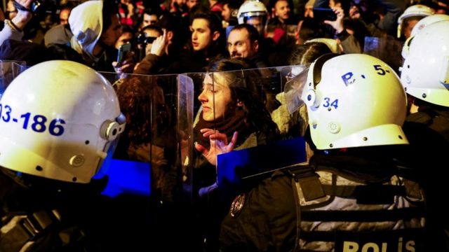 اشتباكات بين متظاهرين يحاولون الوصول إلى ساحة التقسيم و أفراد الشرطة في اسطنبول خلال يوم المرأة العالمي ، تركيا ، 8 مارس 2023