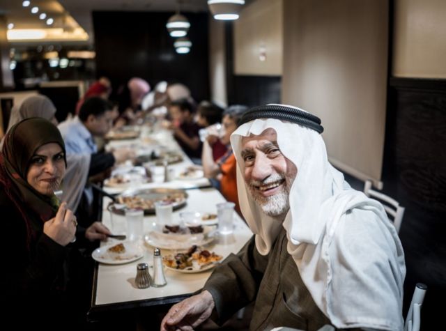 Une famille musulmane jordanienne réunie autour d'une table pour l'Iftar du Ramadan.