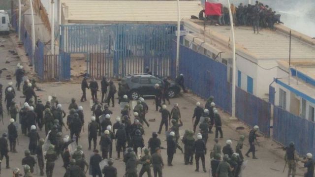 Policía y migrantes en la frontera entre Nador y Melilla