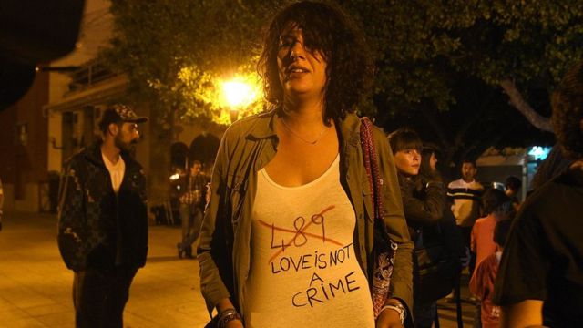 Mujer protestando en contra del artículo 489.
