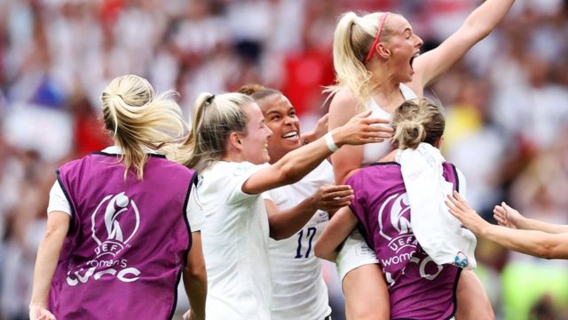 英格兰队在2009年欧洲杯决赛上曾负于德国（图为英格兰女足队员在场上庆祝）。(photo:BBC)