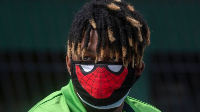 Chico con una mascarilla de Spider Man en Panamá