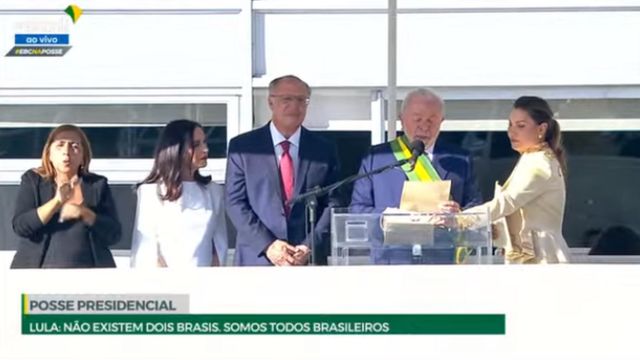 Lula em discurso após subir a rampa do Planalto