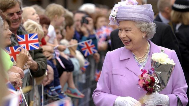 Королева смеется с собравшейся публикой в 2001 году в английском городе Кеттеринг