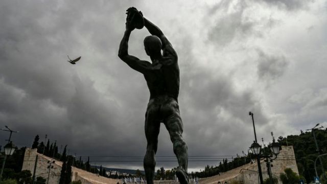 La statue d'un lanceur de disque se trouve en face du stade panathénaïque d'Athènes ou Kalimarmaro, où ont débuté les premiers Jeux olympiques modernes, à Athènes.