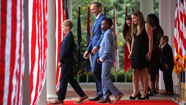 زوج باريت وأولادها خلال إعلان ترشيحها في البيت الأبيض