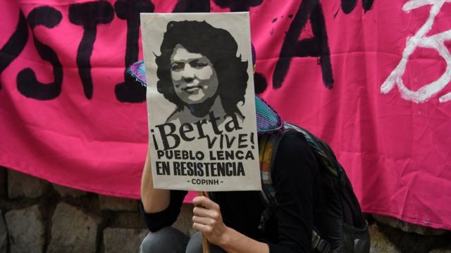 Protesta exigiendo justicia para Berta Cáceres