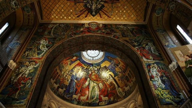Les mosaïques de la basilique de Lisieux dans le nord-ouest de la France (illustration).