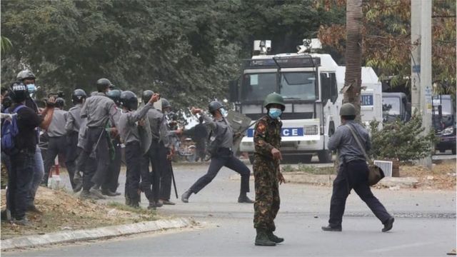 মান্দালয়ে বিক্ষোভকারীদের সাথে পুলিশের সহিংস সংঘর্ষ হয়।