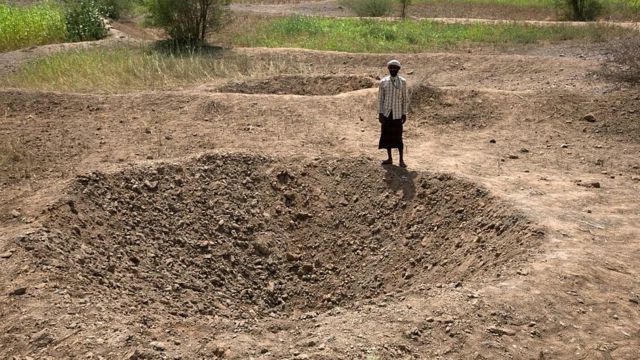 йеменец около кратера от бомбы