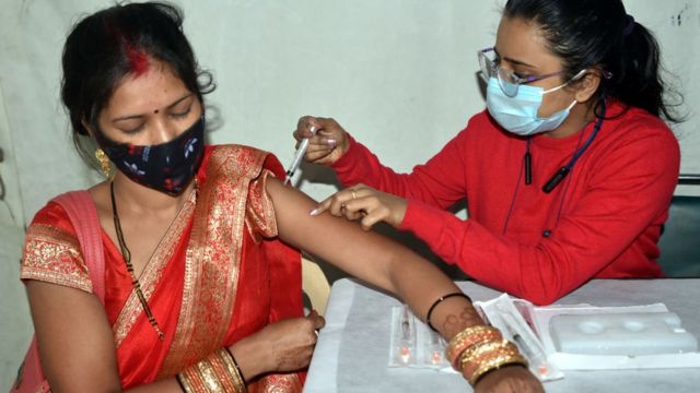 Delhi'de aşı olan bir kadın