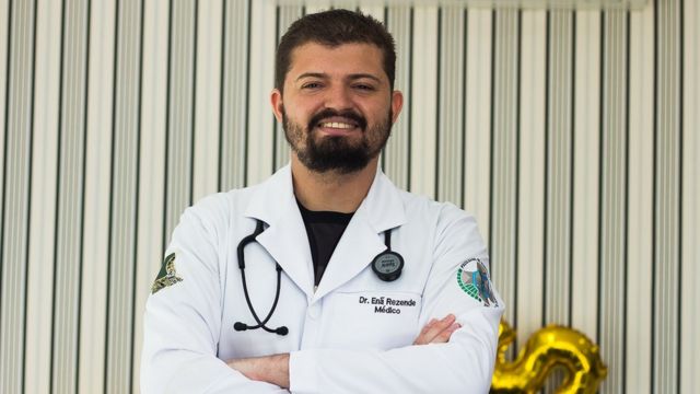 Enã Rezende com uniforme de médico