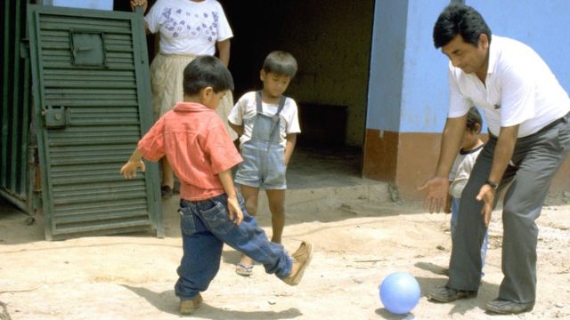 El Dr. Roger Zapata y Luis Fermín jugando a la pelota en 1991
