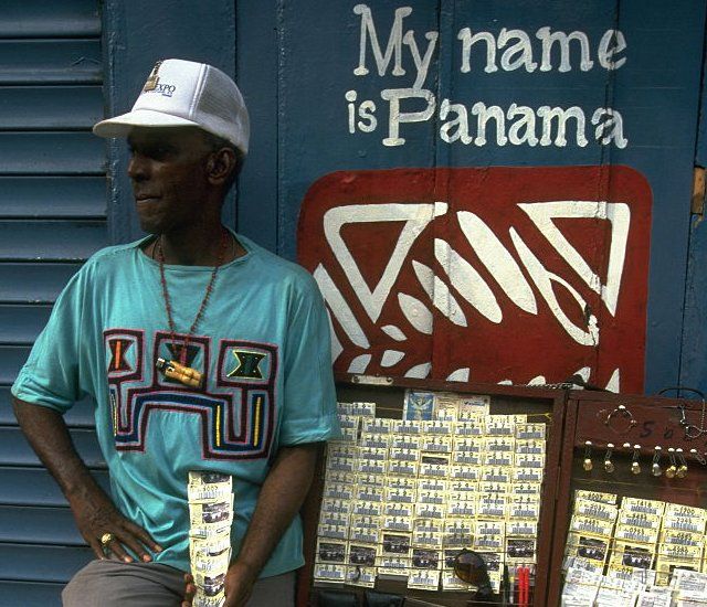 Panameño vendiendo lotería en 1997.