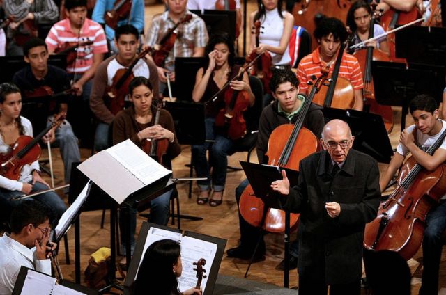 Jose Antonio Abreu junto a músicos de la Orquesta venezolana