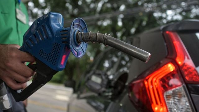 Poniendo gasolina en auto