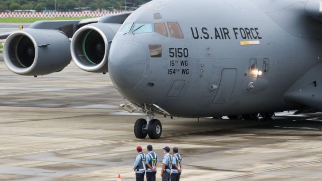 搭载三名议员的美军运输机机身上"美国空军" （US Air Force）的标示清楚可见。