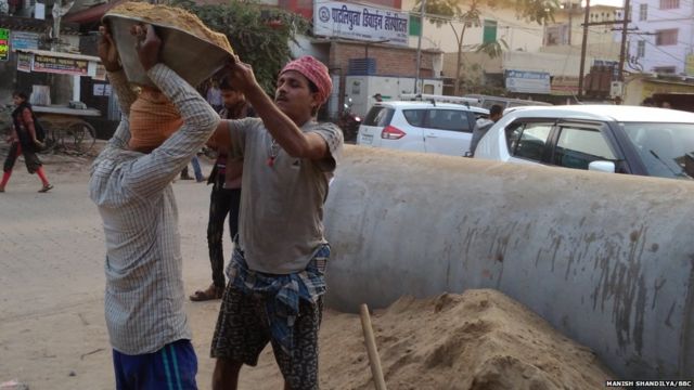 बालू ढोने वाले मजदूर