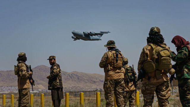 هواپیمای نظامی سی-۱۷ آمریکا در حال ترک کابل