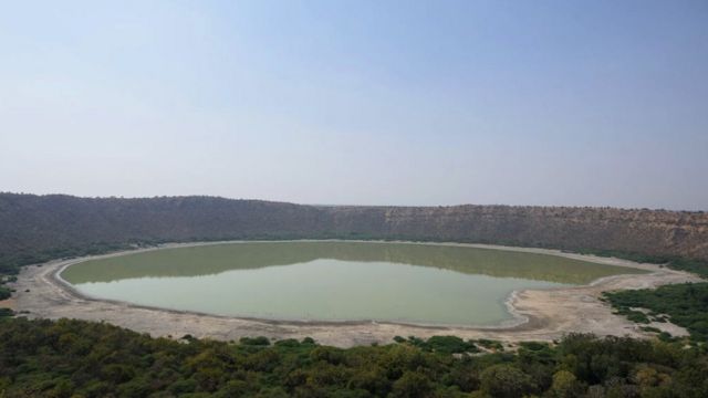 Vista panorâmica da cratera de Lonar e seu lago salino no estado de Maharashtra na Índia