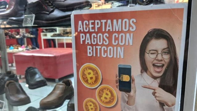 Cartaz de uma loja em El Salvador informando que ali se aceita bitcoin
