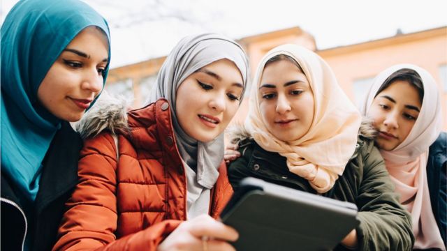 Jeunes femmes musulmanes regardant dans un iPad