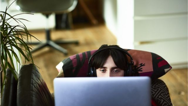 Una joven frente a una computadora