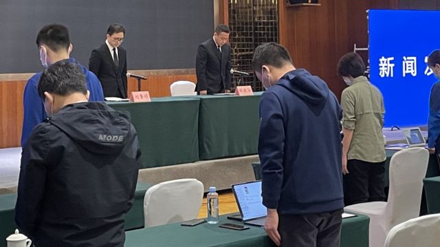 广西梧州中国东航MU5735坠机事件新闻发布会现场官员与记者等起立默哀（新华社图片26/3/2022）