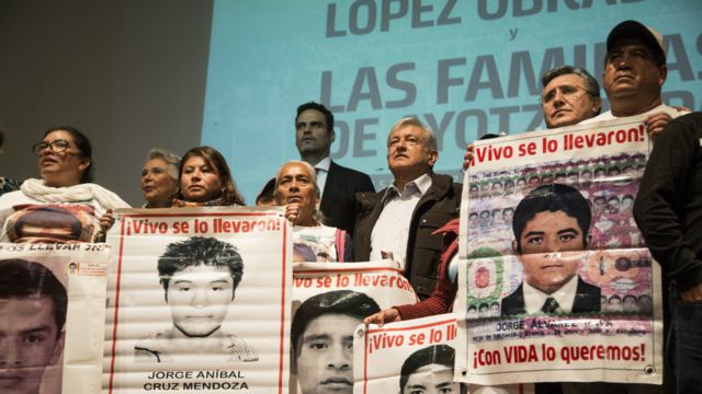 AMLO con familiares de estudiantes de Ayotzinapa.