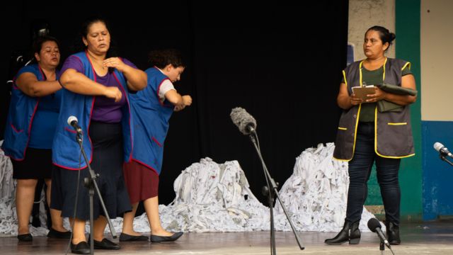 Integrantes de La Cachada actuando. De izquierda a derecha: Magdalena Hernández, Evelyn Chileno, Mariam Santamaría y Wendy Hernández.