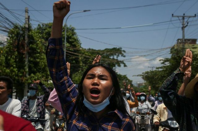 متظاهرون يحتجون على الانقلاب العسكري في ميانمار
