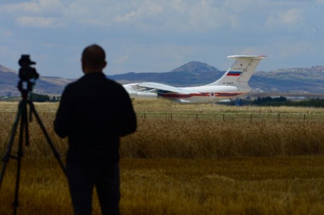 S-400 hava savunma sisteminin ilk paketi bir Rus uçağı tarafından getirildi