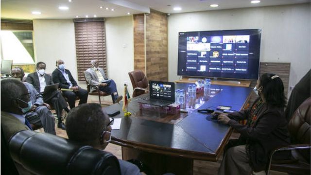 الوفد السوداني في مفاوضات سد النهضة يشارك في إحدى الجلسات عبر تقنية الفيديو كونفرنس
