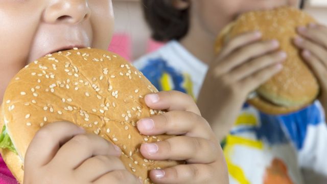 crianças comendo hambúrguer