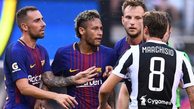 Jugadores de fútbol de Barcelona y Juventus se enfrentan.