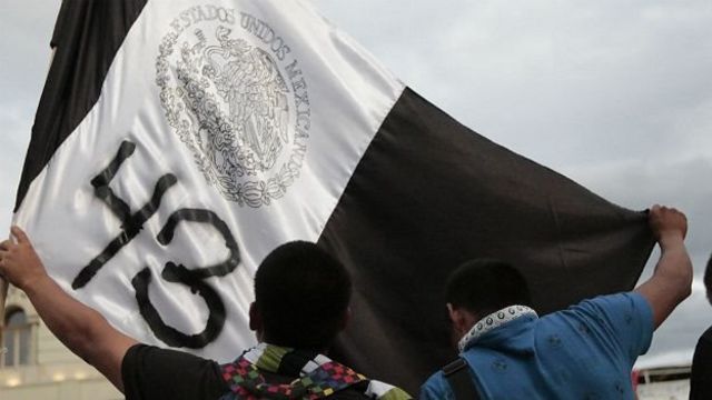 Bandera de México en blanco y negro con el número "43".