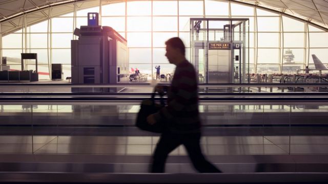 Un hombre corre por el aeropuerto de Hong Kong