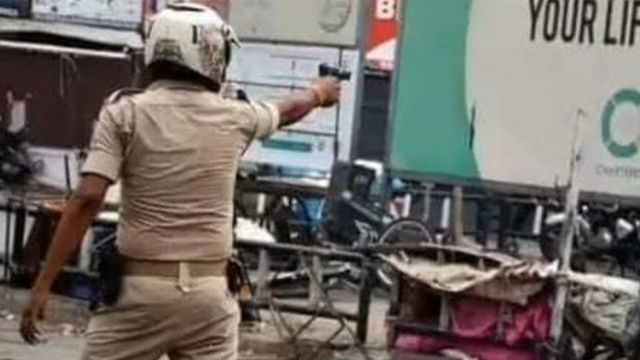 गोली चलाता रांची पुलिस का जवान