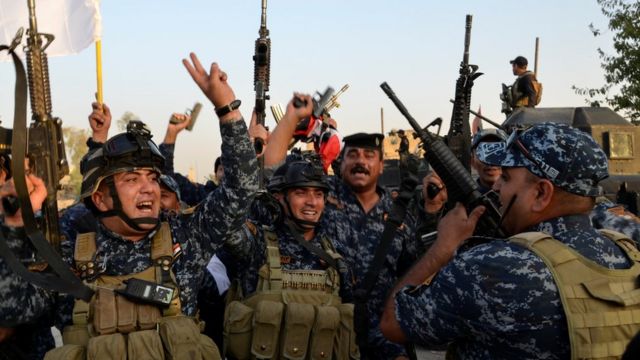 قوات الأمن العراقية تحتفل بالانتصار في معركة الموصل