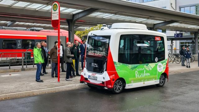 Des navettes autonomes, comme celles d'Iserlohn, en Allemagne, pourraient aider à relier les passagers des transports publics à d'autres parties de la ville.