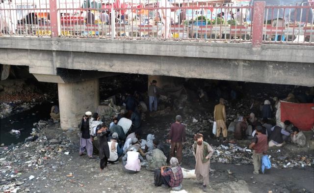 Cientos de consumidores, en su mayoría de heroína, sentados en condiciones paupérrimas en Pul-e-Sukhta, bajo un puente en el oeste de Kabul, en Afganistán, el 20 de septiembre de 2021.