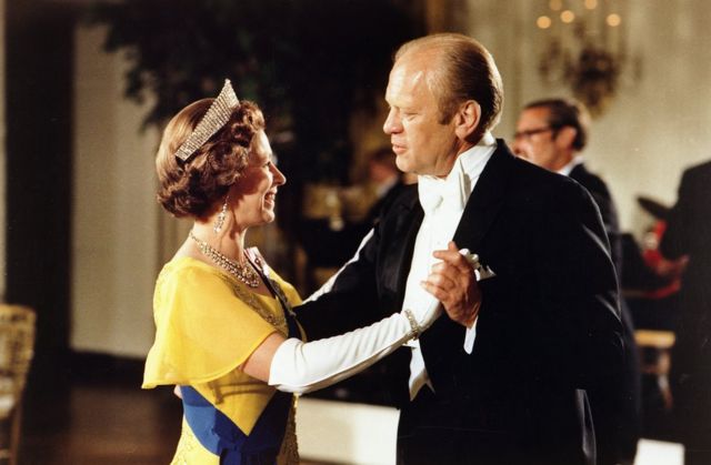 Королева кружит в танце с президентом Джеральдом Фордом во время празднований 200-летия объявления независимости США в Белом доме. 1976 год
