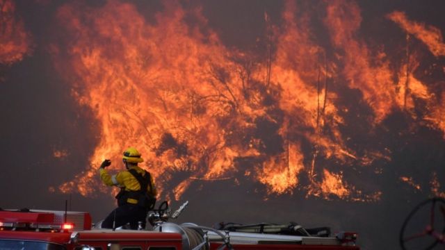 Bomberos intentan controlar un incendio en California en 2019