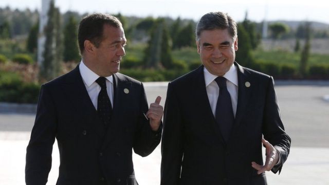 Gurbanguly Berdymukhamedov, (Midig) oo la sheekaysanaya rai'sul wasaaraha Ruushka Dmitry Medvedev