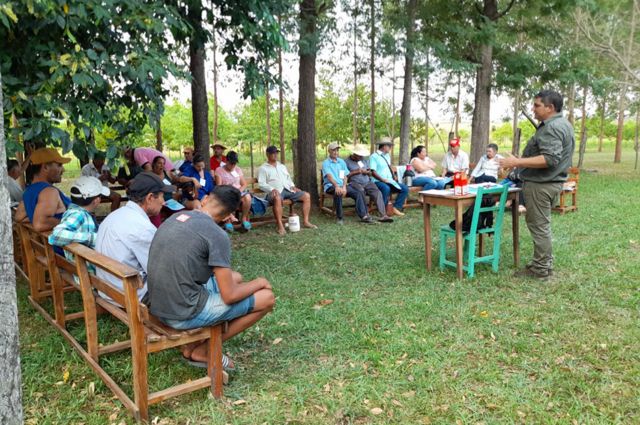 Reunião de um Conselho de Saneamento no Paraguai, assembleia popular que define uso da água em uma comunidade