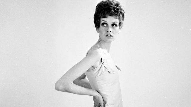 Твигги, выглядевшая как заморенная голодом школьница, стала символом модной андрогинности 1960-х