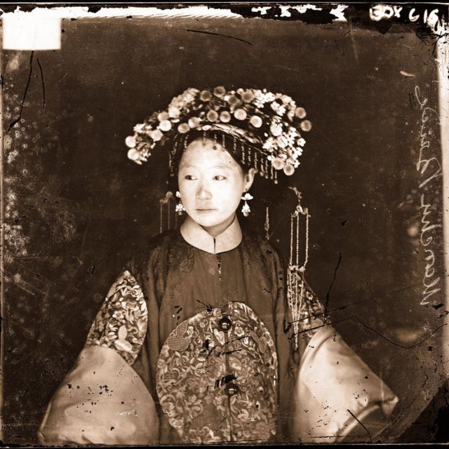 身穿满族服饰的新娘（北京，1871-72年）。(photo:BBC)
