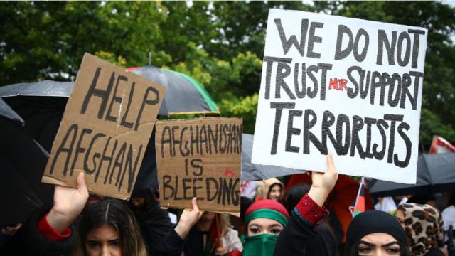 أشخاص يتجمعون في ساحة البرلمان لإظهار التضامن مع أفغانستان في 21 أغسطس في لندن