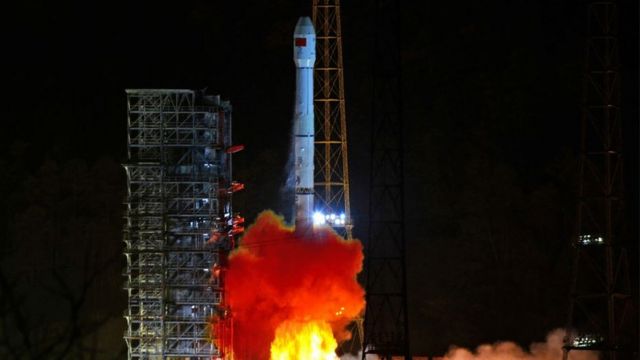 Запуск ракеты с аппаратом "Чанъэ-4"