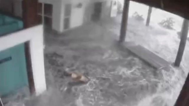 Una casa se inunda en Grand Isle, Luisiana